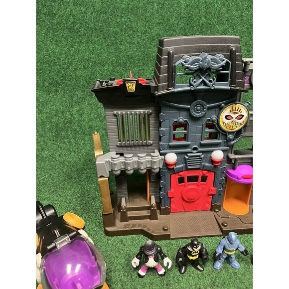 Imaginext Super Friends Gotham City PD Jail Penguin Playset with Penguin - Picture 7 of 8